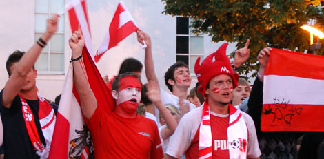 Fans feiern das Österreich-Team bis zuletzt