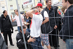 Strenge Zutrittskontrollen zur Euro-Fanmeile in Wels