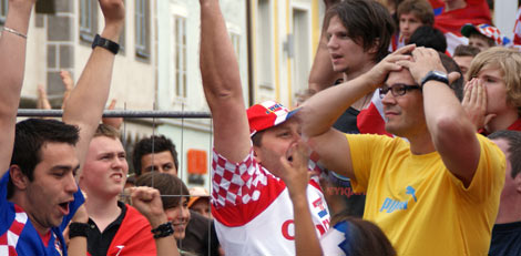 500 Fans verfolgen das 1. Spiel der EM Österreich gegen Kroatien.