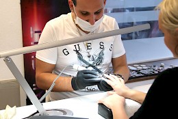 Nailcult Inhaber Thomas Schrefler bei der Arbeit am Kunden