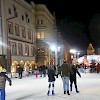 Eis-Achterbahn am Welser Stadtplatz mit Blick auf Ledererturm