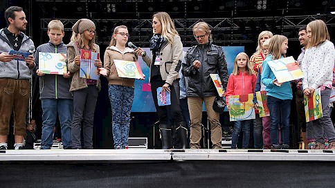 Stadtfest: Schüler stellen auf der Bühne Kunstprojekt vor