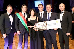 Welser Stadtball 2013 - Gewinnerin des Hauptpreises der Charity-Tombola