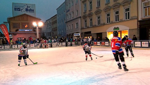 Die Black Wings auf dem Welser Stadtplatz Eislaufplatz