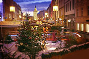 Welser Weihnachtswelt Stadtplatz mit Kindereisenbahn und Blick auf Ledererturm