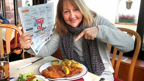 Obfrau der Neustädter Kaufmannschaft freut sich über das günstige Schnitzel-Angebot der Scharfen Tage