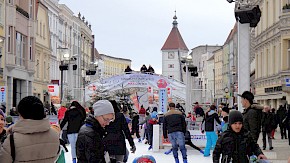 Sonntag am Eislauf-Stadtplatz, Blick zum Ledererturm