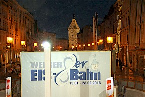 Romantischer Blick zum beleuchteten Ledererturm von der Eis-Achterbahn aus.