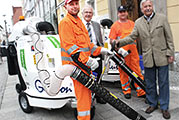 Foto: Stadt Wels - Mit geballter Saugkraft gegen Stadtmüll