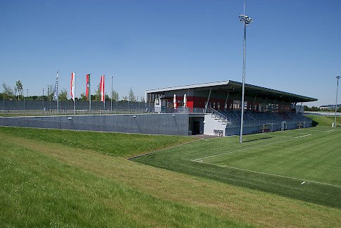 UAC am Rasen des neuen Renner Stadions in Wels