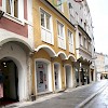 Quand Mode vorübergehend für einen Monat in der Fußgängerzone Wels Blick Richtung Ringstraße