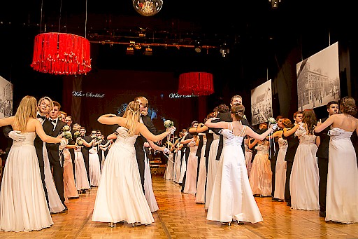 Den Einzug mit Fächerpolonaise übernimmt Tanzschule Hippmann.