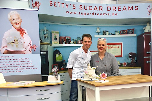 Fernsehshow Jurorin Betty mit eigenem Stand auf der Kuchenmesse Wels