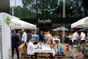 Gemütliches Zusammensein der Welser Kaufmannschaft beim Sommer-Cocktail.