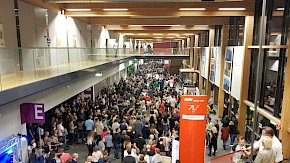 Ruhig verlaufene Räumung der Messehalle wegen angeblichen Defekt des Lüftungssystems.