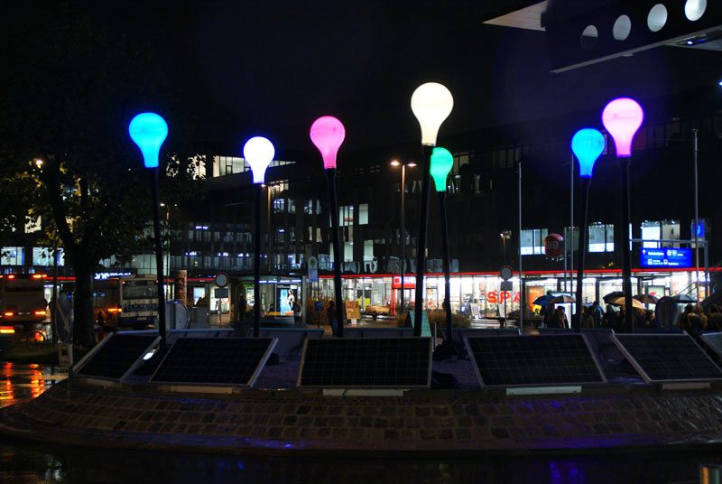 Tanzende Lampen, Energie in Bewegung - der neue Kreisverkehr am Bahnhofsplatz Tanzende Lampen, Energie in Bewegung - der neue Kreisverkehr am Bahnhofsplatz.