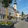 Welser Stadtplatz Richtung Stadtpfarrkirche, mehr Grün und Wasserspiele.