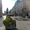 Stadtplatz Wels Blickrichtung Ledererturm mit Wasserspiel-Brunnen.