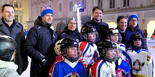 Eishockeyspieler der "Jungen Römern" mit Bgm. Andreas Rabl und StR. Peter Lehner bei der Eröffnung