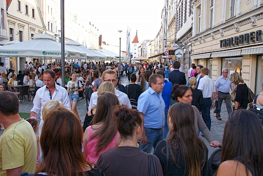 Shoppingnight Wels Stadtplatz Blick zum Ledererturm