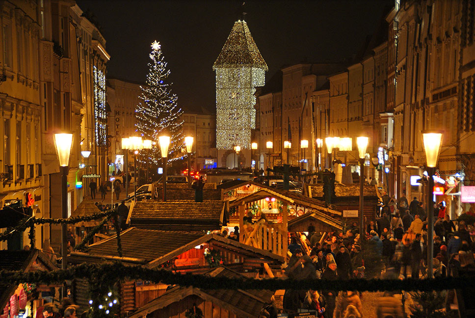 Blick über das Weihnachtsdorf am Stadtplatz Wels zum Ledererturm.