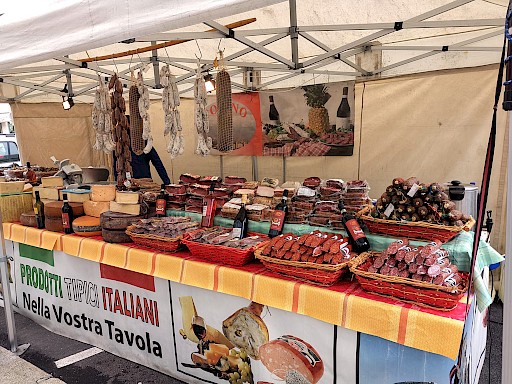 Italienischer Markt in Wels am Stadtplatz