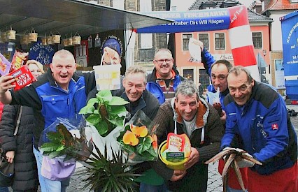 Die bekannten Hamburger Marktschreier bringen mit viel Humor Fisch und Co. an den Mann.