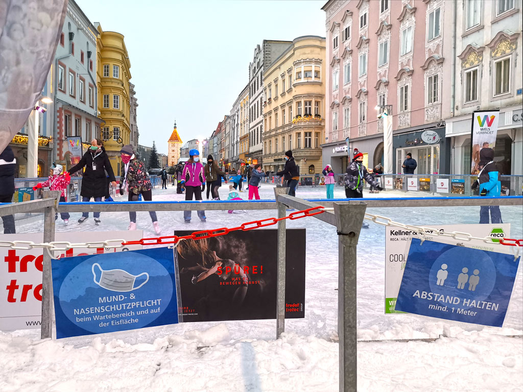 Eislaufen am Welser Stadtplatz zu Coronazeiten